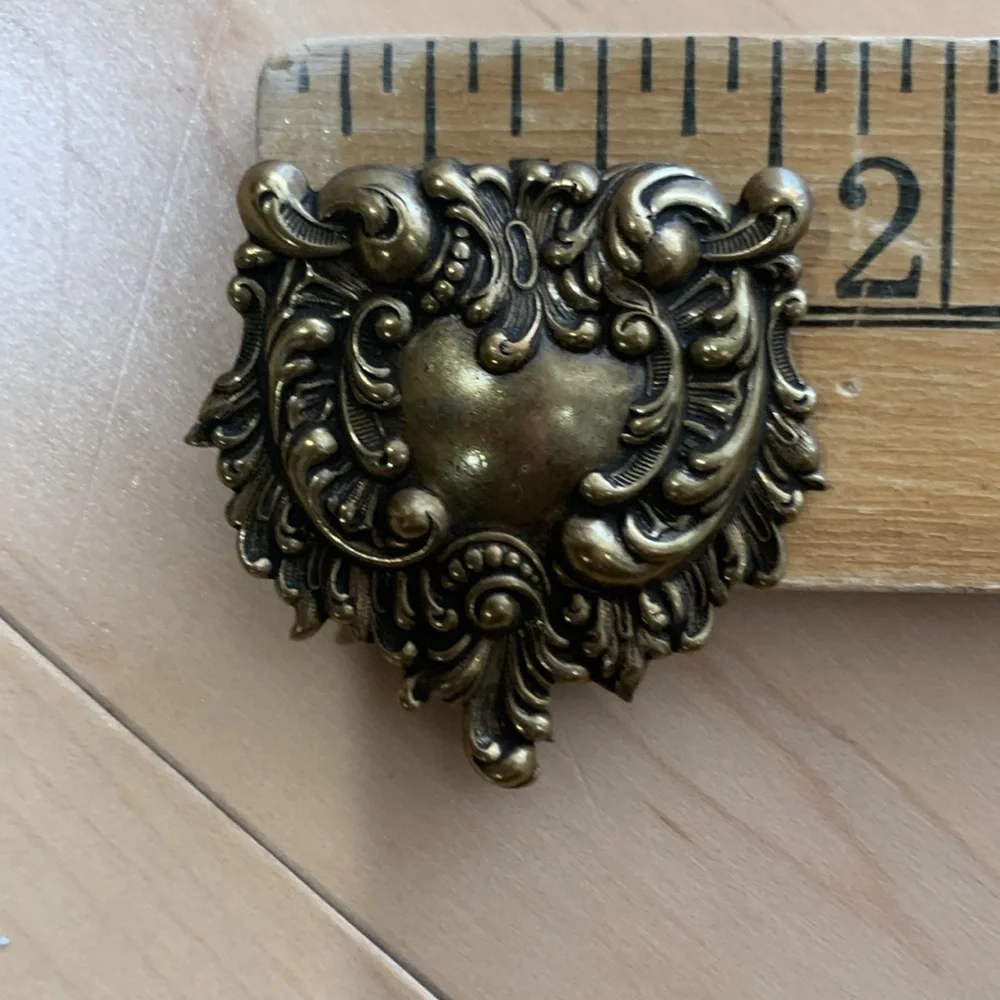 Vintage molded brass Brooch - Picture 3 of 3